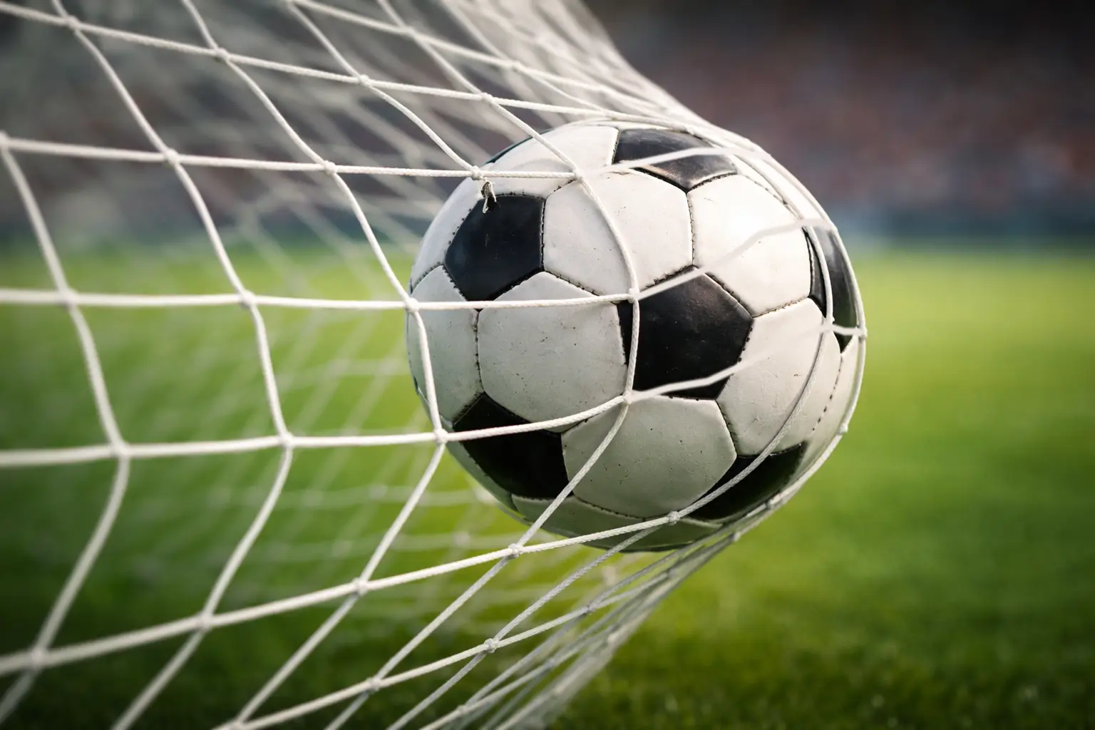 Fußballtor mit Ball im Netz bei einem spannenden Ligaspiel
