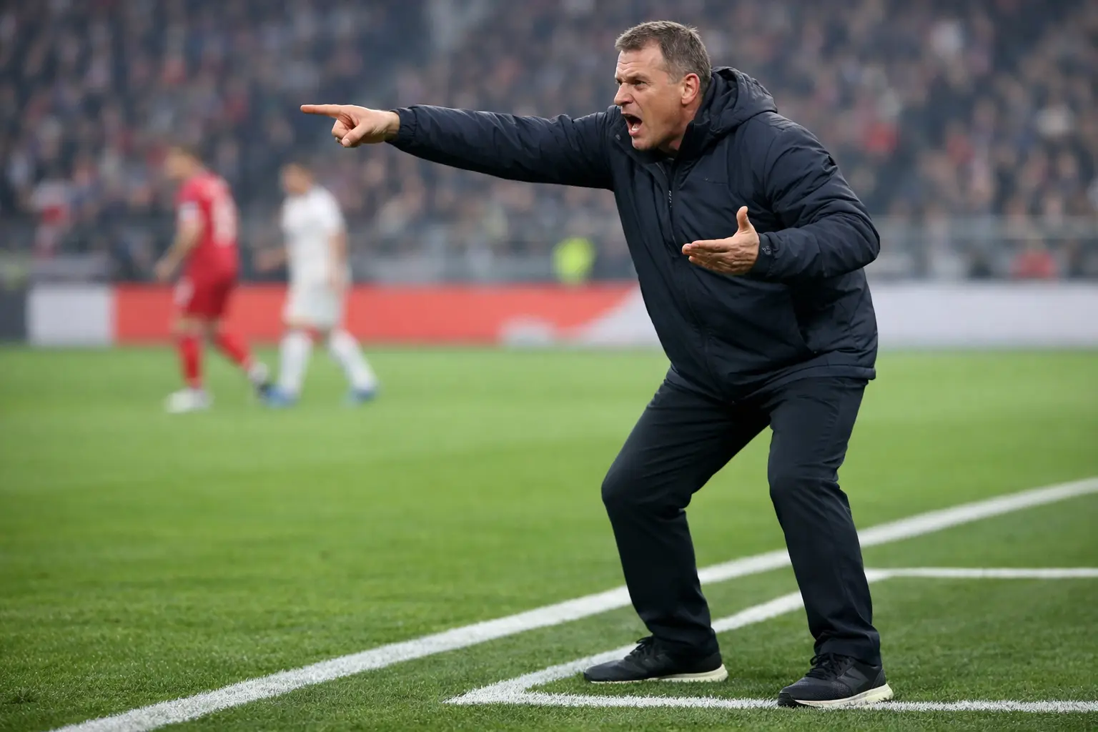 Trainer gibt taktische Anweisungen an der Seitenlinie